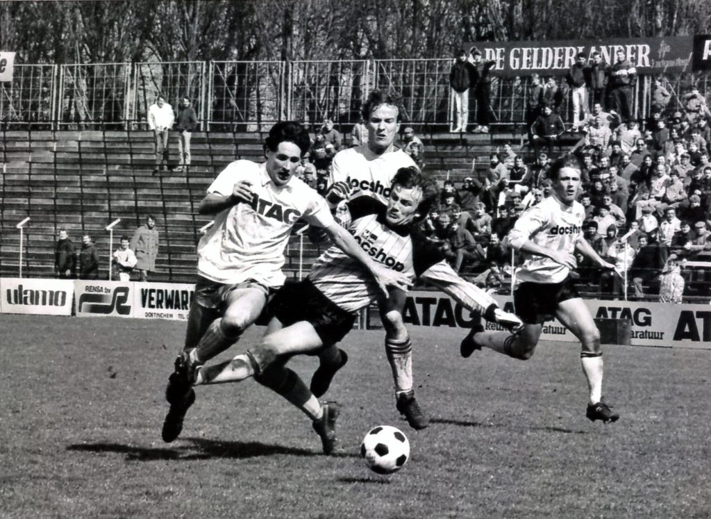 Vitessenaar Theo Bos in actie tegen de Graafschap 1985